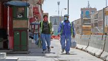 عاملان في الدوحة