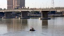 مركب في نهر دجلة في العراق - مجتمع