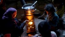 أطفال سوريون وتدفئة بالمازوت - سورية - مجتمع