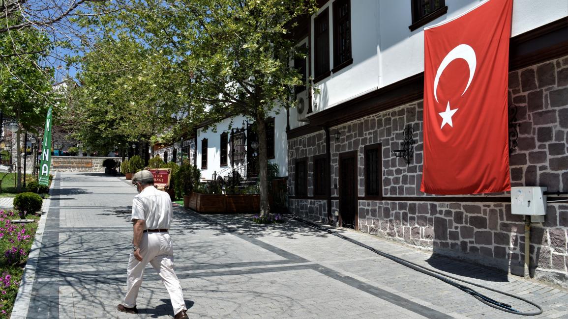 تتشدّد الحكومة حيال خسارة الموظفين أعمالهم في تركيا (Getty)