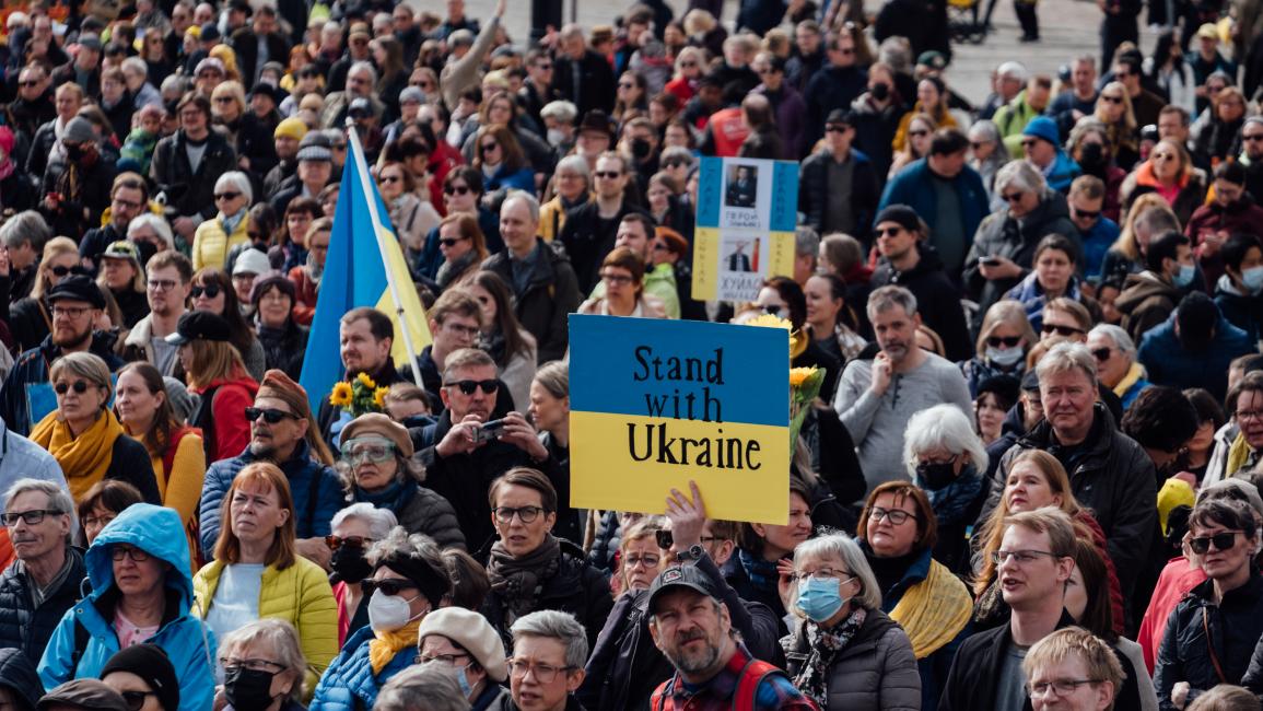 احتجاج داعم لأوكرانيا وضد روسيا في هلسنكي في فنلندا في 18/ 4/ 2022 (أليساندرو رامبازو/ الأناضول)