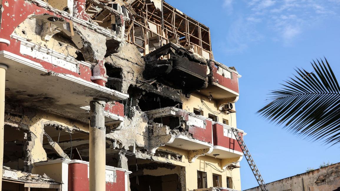 آثار الدمار على فندق "حياة" في مقديشو بعد هجوم شنّته حركة الشباب في 21/ 8/ 2022 (فرانس برس)