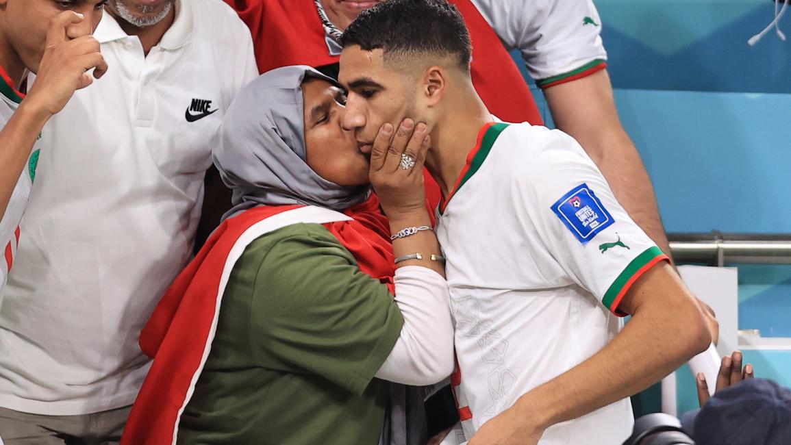يحتفل أشرف حكيمي مع والدته بعد كل مباراة (سيمون ستاكبول/Getty)