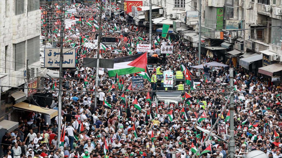 احتجاج ضد إسرائيل وداعم لغزة وفلسطين في العاصمة الأردنية عمان في 27/ 10/ 2023 (فرانس برس)