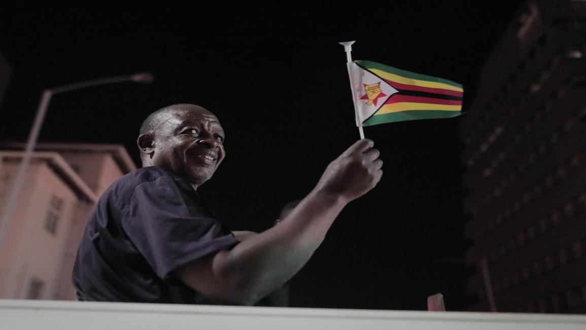 مواطن يحتفل بإقالة موغابي