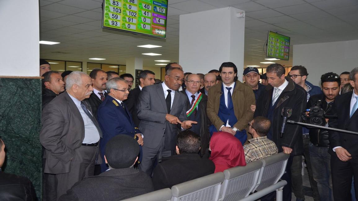 وزير الداخلية الجزائري يزور أحد مراكز الإدارة الإلكترونية (فيسبوك)