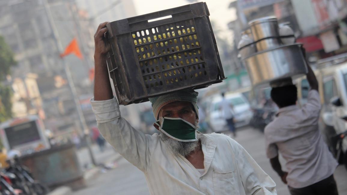 عامل هندي في مومباي - الهند - مجتمع
