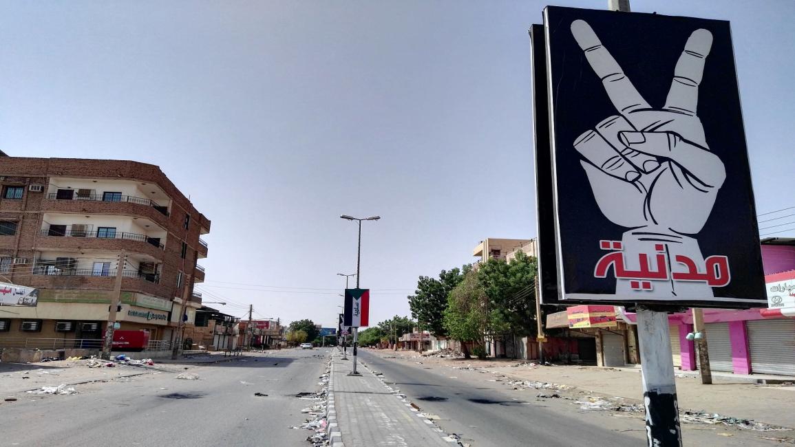 يواصل السودانيون المطالبة بحكومة مدنية (فرانس برس)