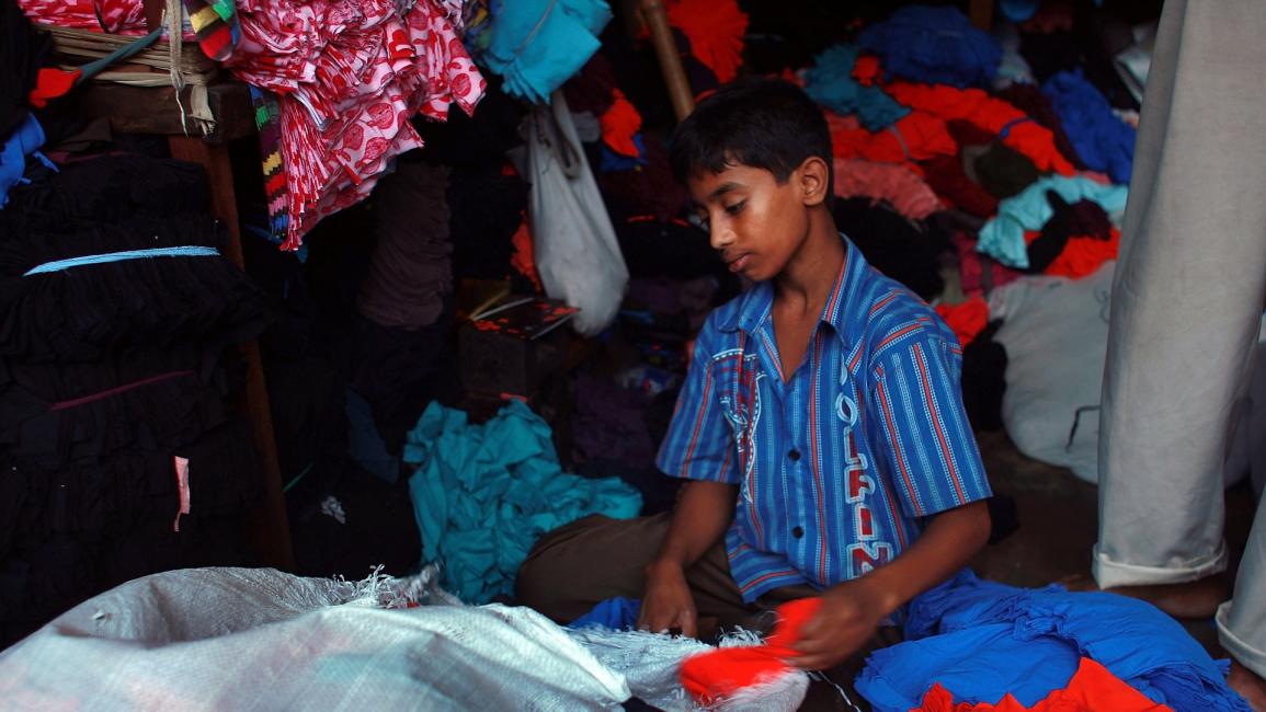 طفل بنغلادشي يعمل في الأقمشة - بنغلادش - مجتمع