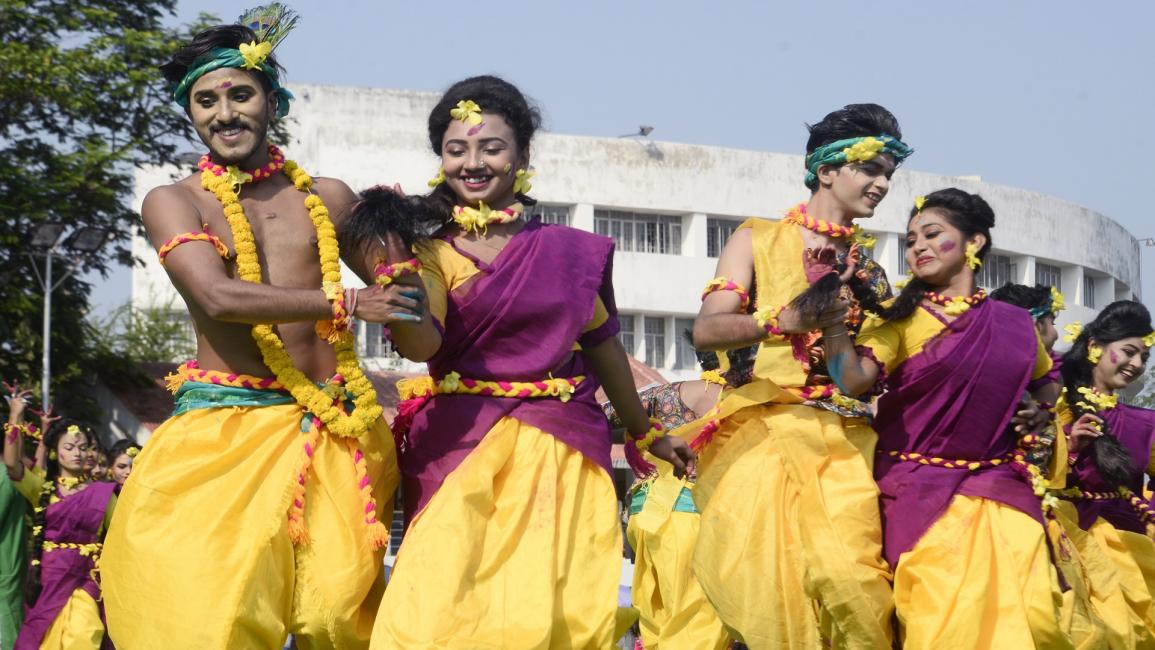 شباب جامعيون هنود ورقص - الهند - مجتمع