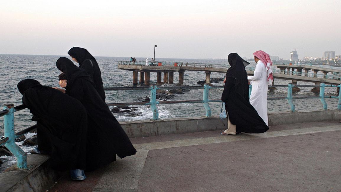 سعوديات على شاطئ جدة (كفاح كاظمي GETTY)