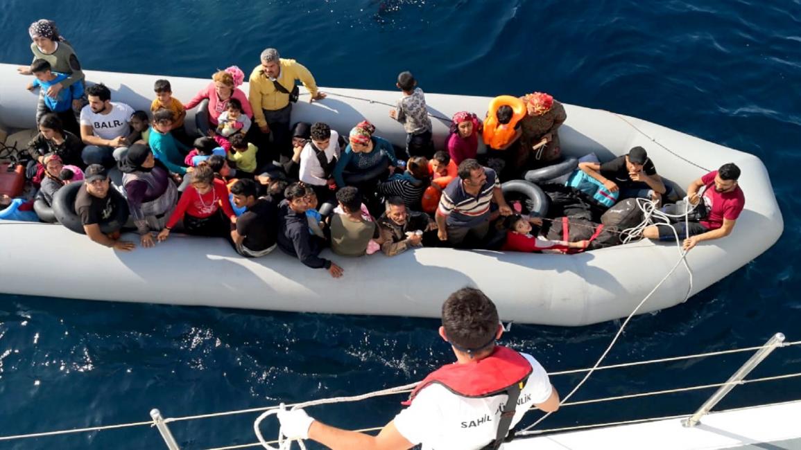 مهاجرون في قارب بالبحر الأبيض المتوسط(الأناضول)