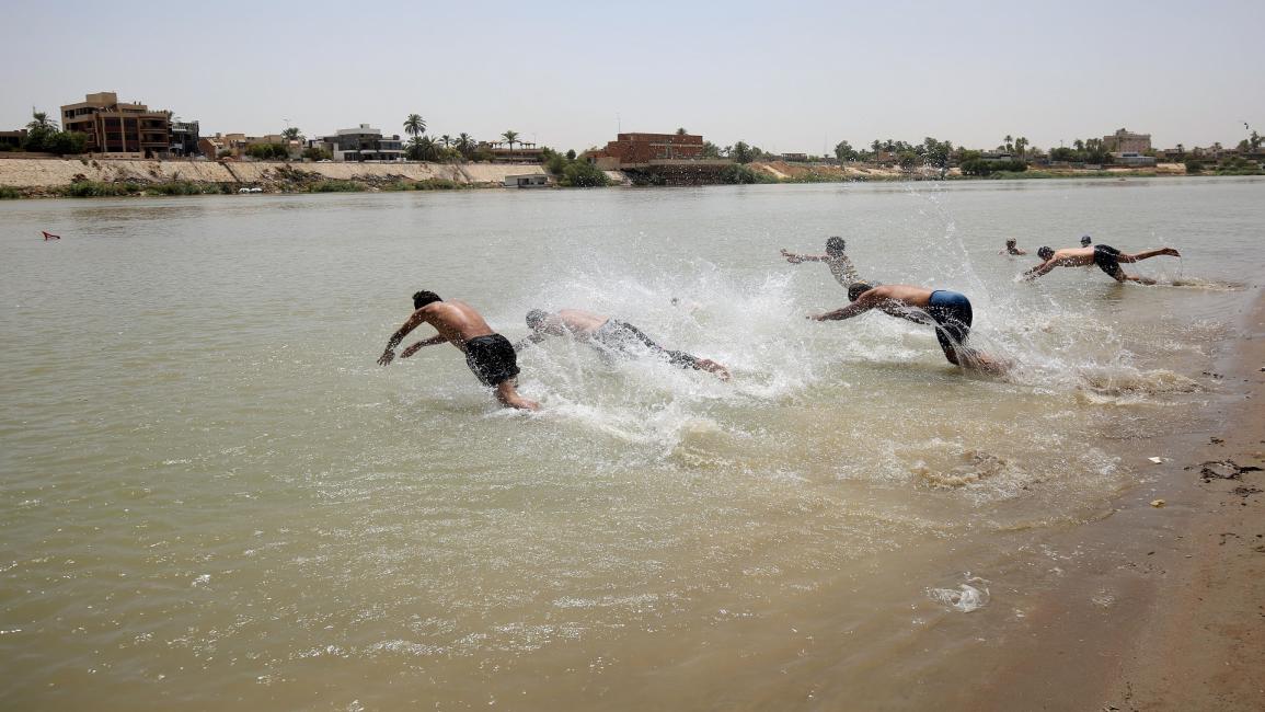 عراقيون يهربون من الحر إلى الأنهار (أحمد الربعي GETTY)