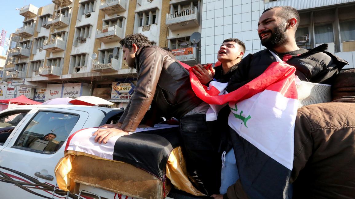 يشيع العراقيون ضحايا التظاهرات من الساحات (صباح عرار/فرانس برس)