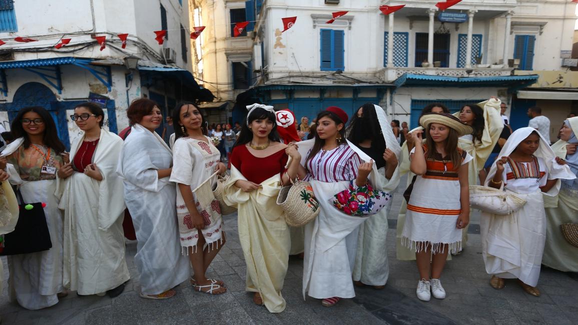 تونسيات يرتدين أزياء تقليدية (ياسين جيدي/ الأناضول)