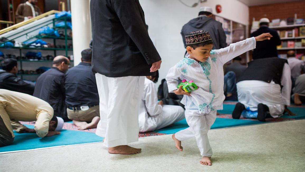 مسلمون في مسجد في لندن (Getty)
