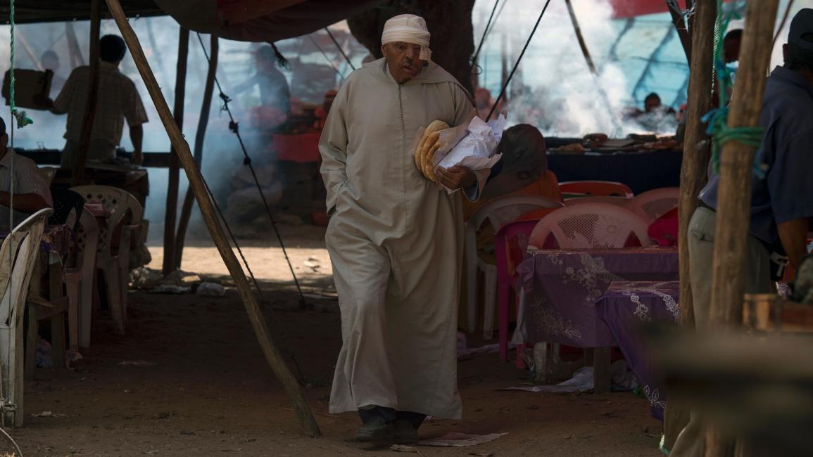 رجل مغربي فقير يحمل الخبز - المغرب - مجتمع