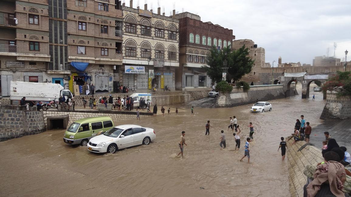 أمطار اليمن.. لهو وتشرّد ودمار ورزق