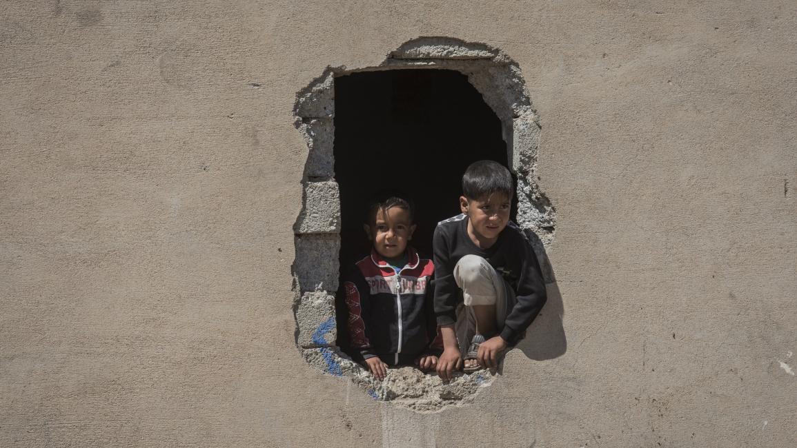 طفلان عراقيان في الموصل - العراق - مجتمع -12/4/2017