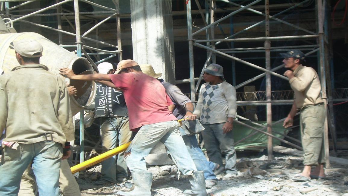 عمال بناء في موريتانيا (العربي الجديد)