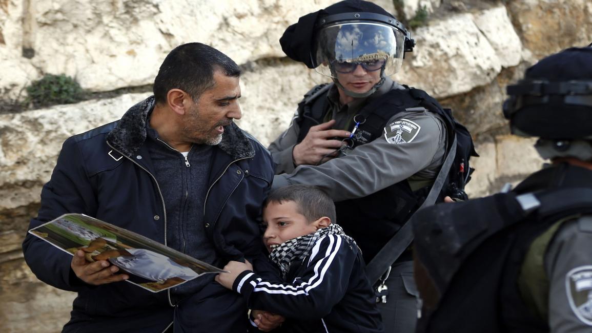 قوات إسرائيلية وطفل فلسطيني في القدس - مجتمع -10/8/2016