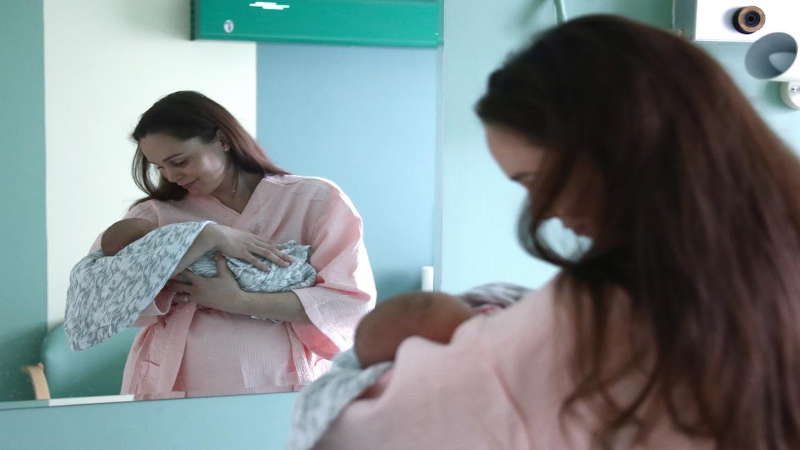 أم ومولودها الجديد في روسيا/مجتمع (فاليري شاريفولين/ Getty)