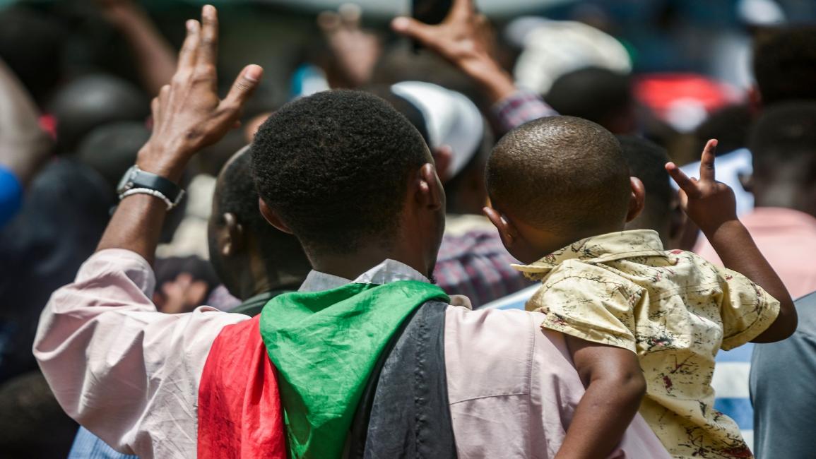 الأطفال يقتلون في السودان (محمد حميدة/فرانس برس)