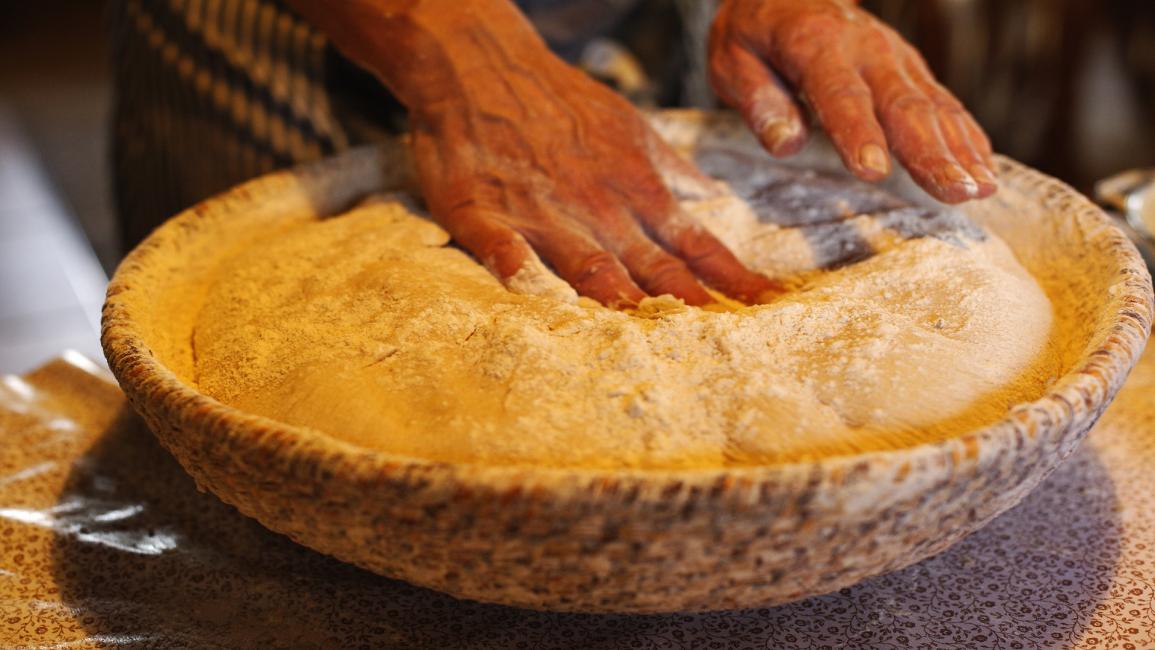 صناعة الخبز يدويا