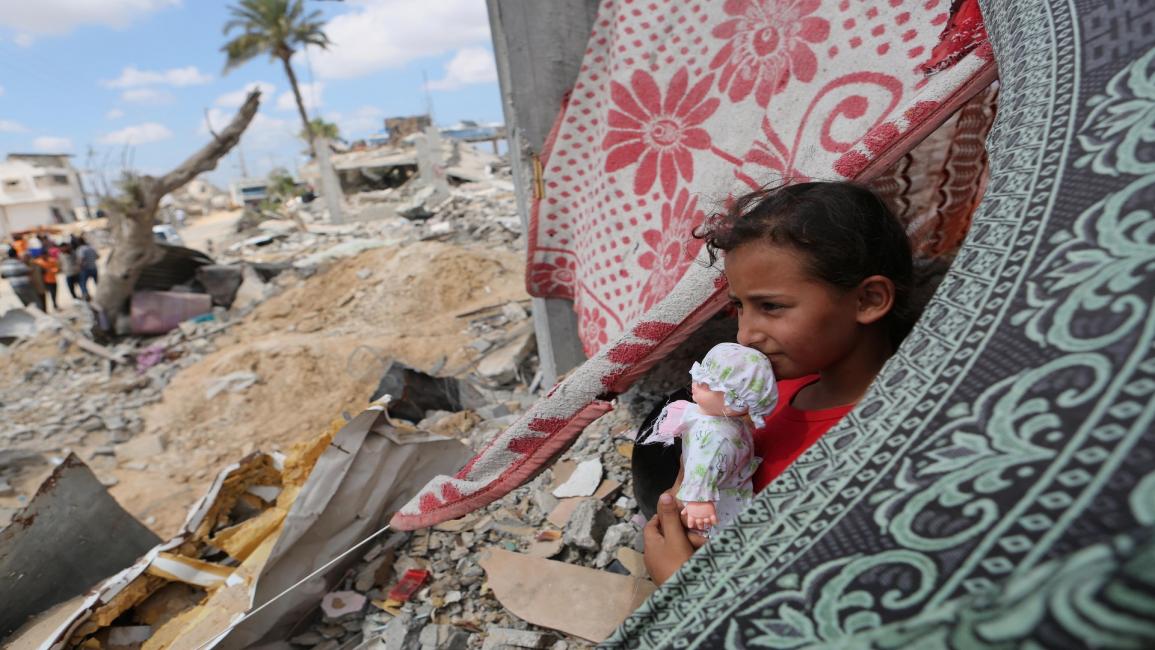 فتاة في بيتها المدمر في غزة
