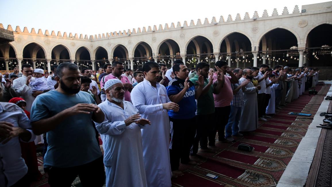 مصلون في أحد مساجد القاهرة (أحمد السيد/الأناضول)
