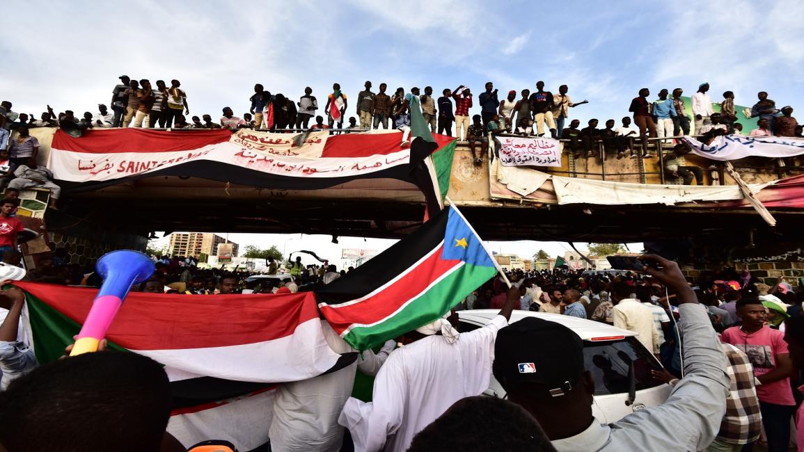 متظاهرون سودانيون في الخرطوم (أحمد مصطفى/ فرانس برس)