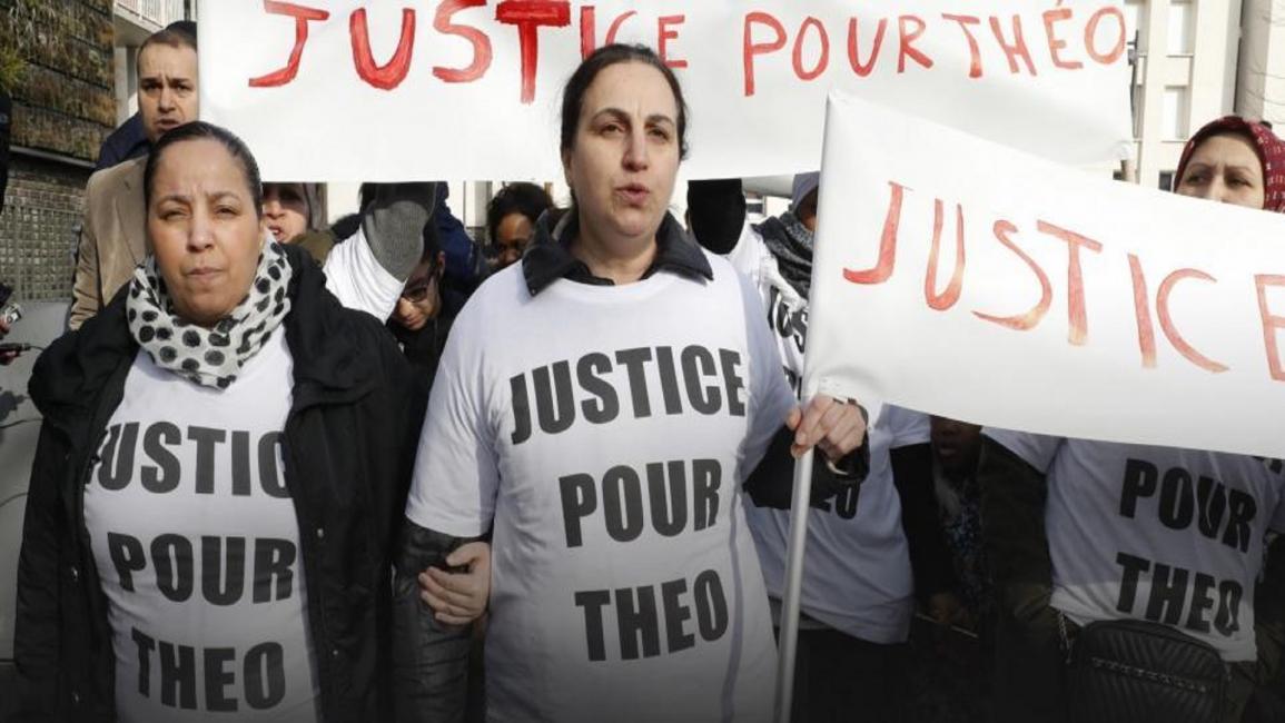 فرنسا-مجتمع- مناصرون لشاب أسود اعتدت علية الشرطة بضاحية باريس(تويتر)