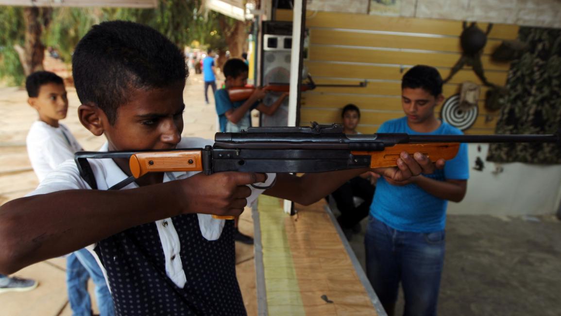طفل ليبي يتدرب على السلاح - ليبيا - مجتمع