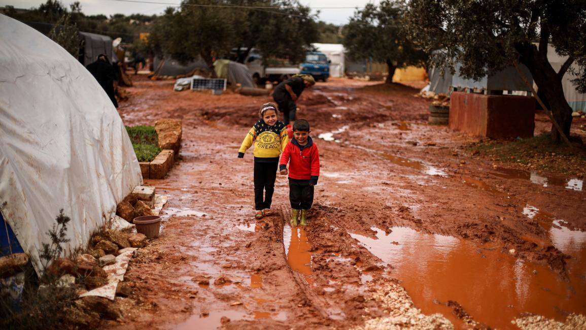 أطفال سوريون في مخيم للنازحين في إدلب - مجتمع