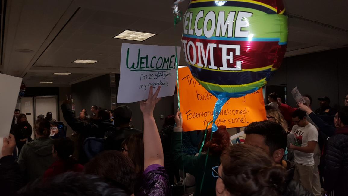 أميركا-مجتمع-محتجون ضد ترامب في مطار دالاس(العربي الجديد)