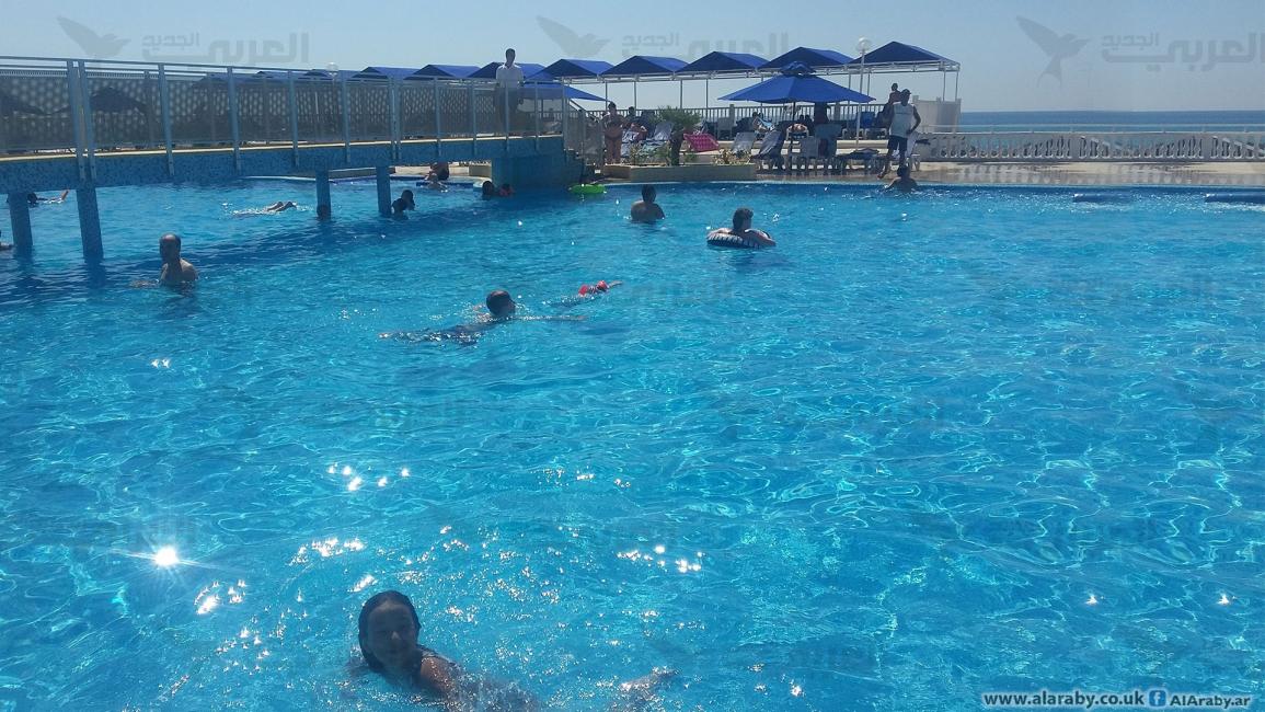 السباحة هربا من الحر بإجازة العيد بتونس (العربي الجديد)