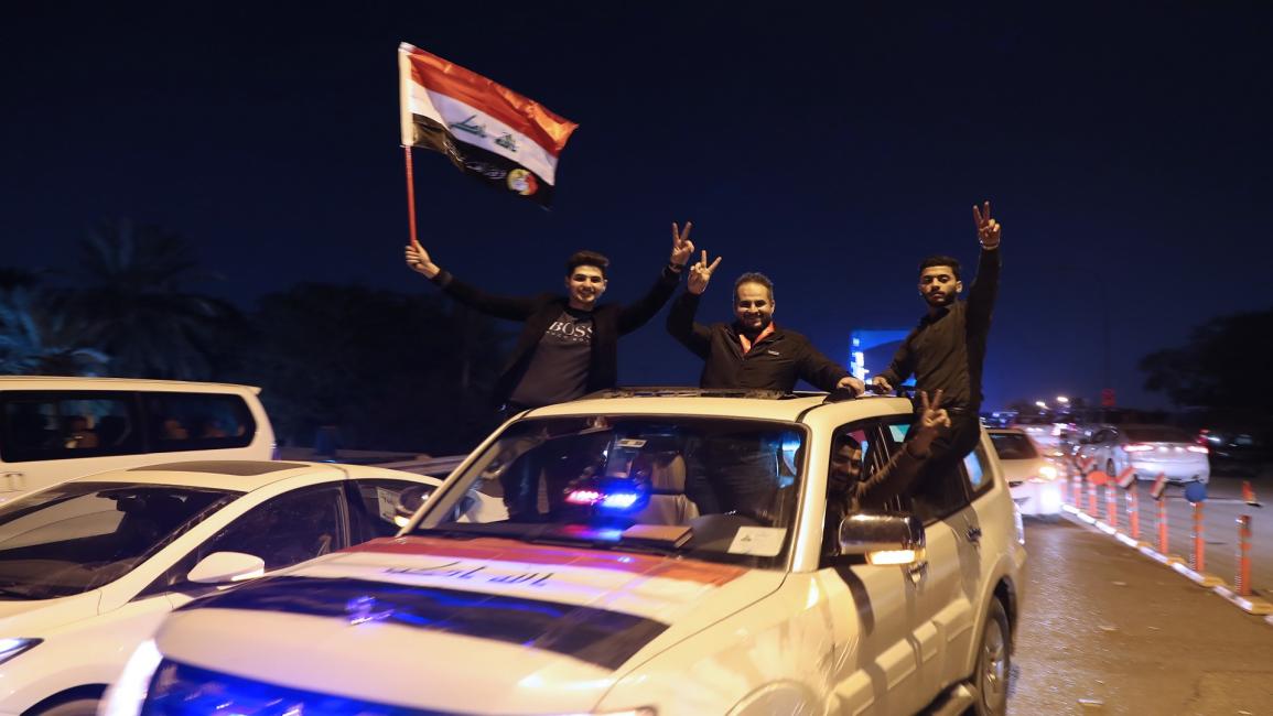 عراقيون يحتفلون برفع حواجز الطرق (أحمد الربعي/فرانس برس)