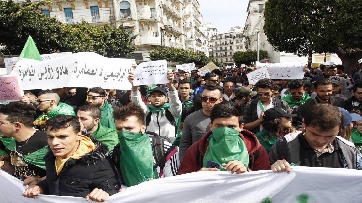 متظاهرون جزائريون (العربي الجديد)