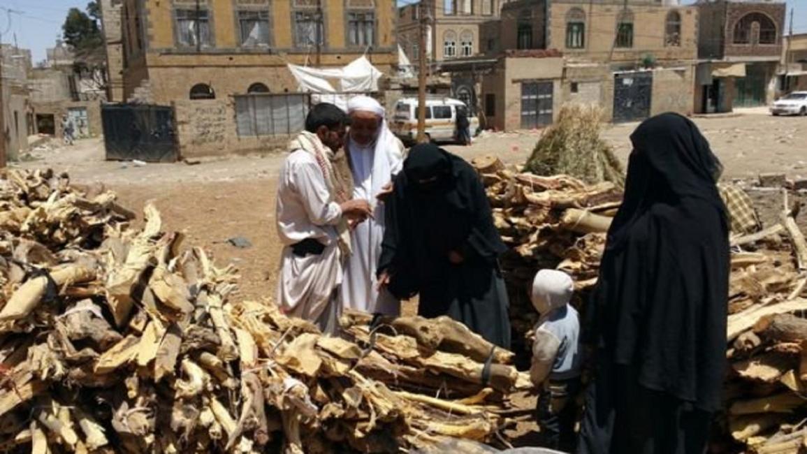 إقبال على الحطب لغياب غاز الطهي في اليمن (تويتر)