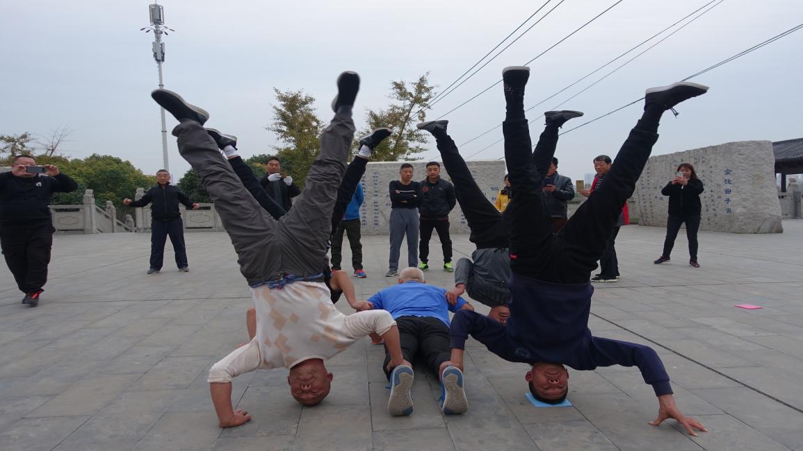 صينيون في الخمسين يمارسون الرياضة/ مجتمع (وانغ بياو/ Getty)