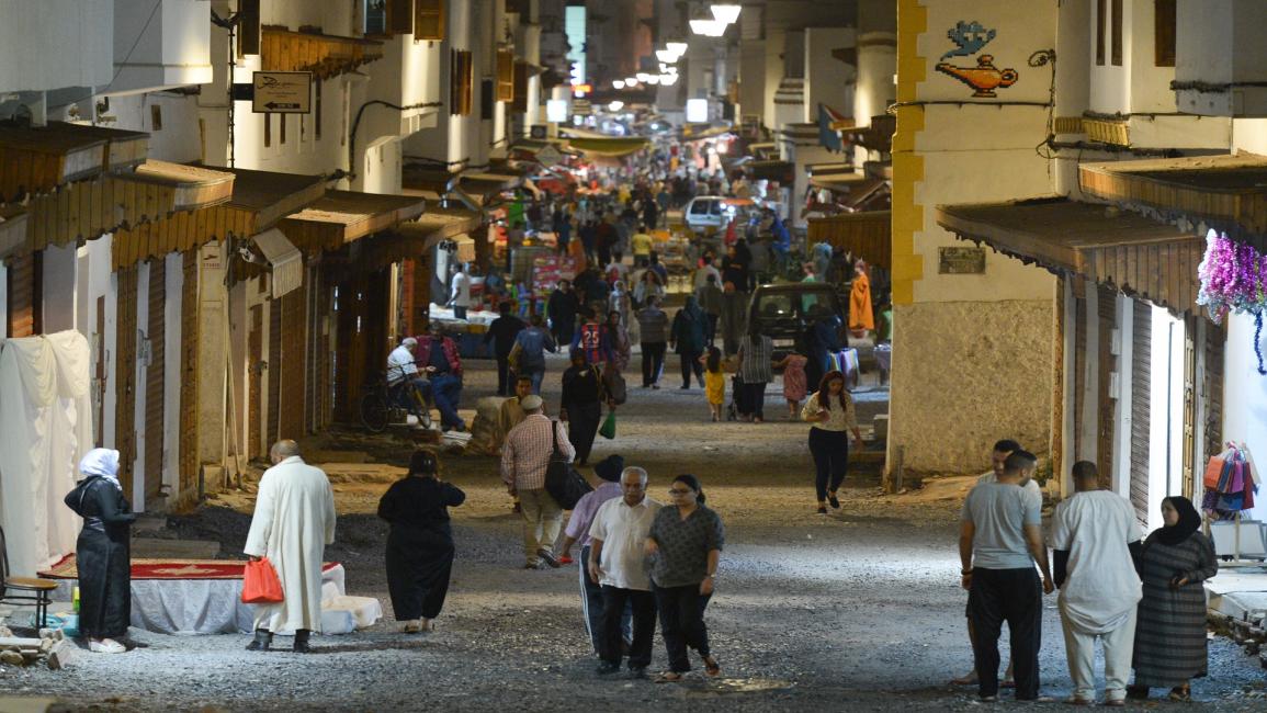حي شعبي في المغرب خلال ليالي رمضان (أرتور ويداك/Getty)