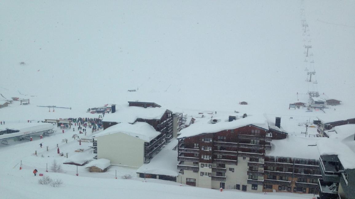 طمر متزلجين في انهيار ثلجي في جبال الألب الفرنسية(تويتر)