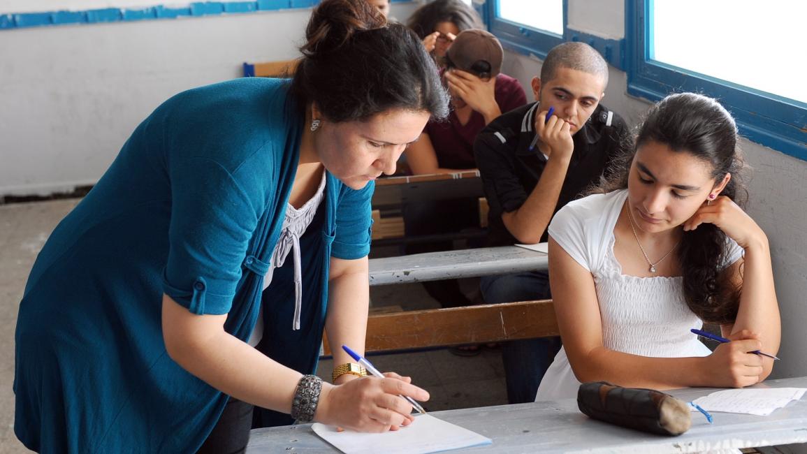 مدرّسة وتلاميذ في تونس - مجتمع