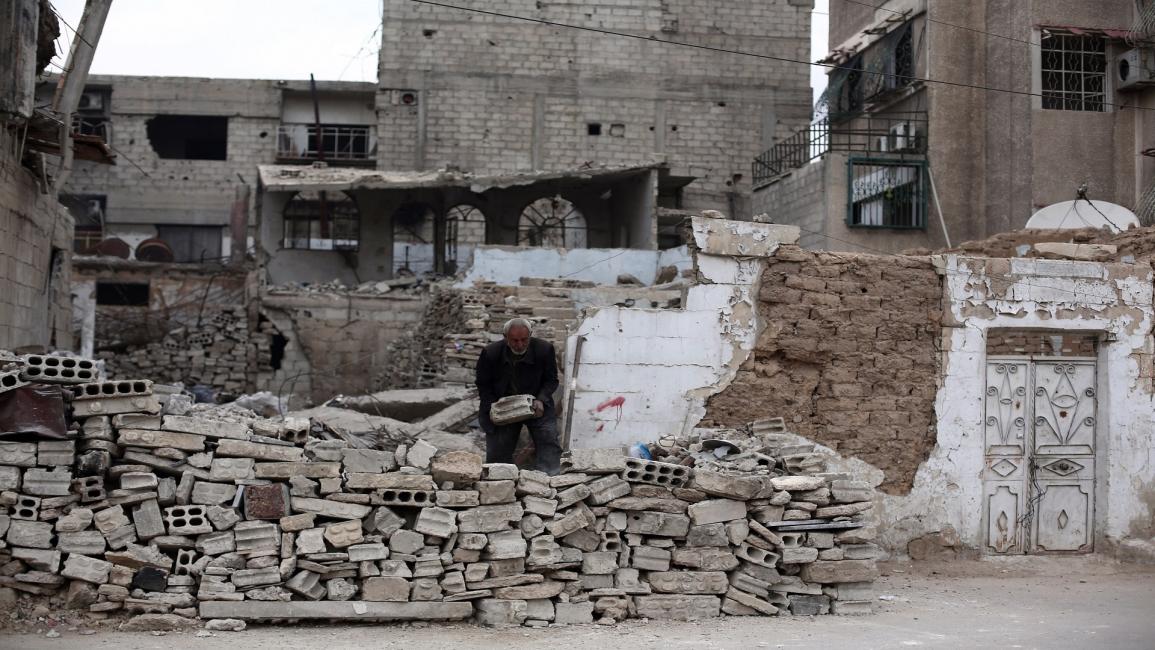 مسن سوري يرمم منزله في دمشق- فرانس برس