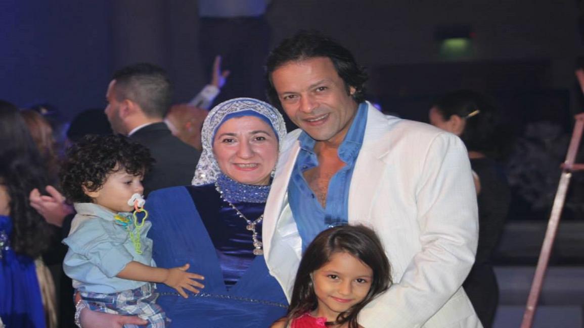 غادة نجيب وهشام عبد الله وأطفالهما (فيسبوك)
