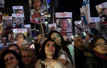 مظاهرة في تل أبيب لعائلات محتجزين إسرائيليين، 13 يناير 2024 (أمير ليفي/ Getty)
