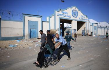 حرب غزة/فلسطينيون مهجرون أمام مقر أونروا في رفح 30/5/2024 (أشرف أبو عمرة/الأناضول)