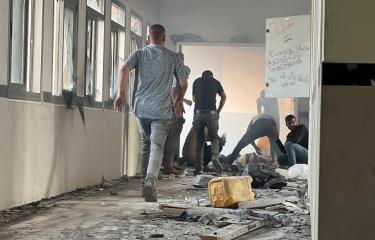 محاولات إنقاذ ضحايا قصف استهدف دير البلح في غزة 23/5/24 (الأناضول)
