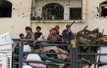 فلسطينيون يبحثون عن أماكن آمنة بعد مجزرة الاحتلال في رفح، 28 مايو (Getty)