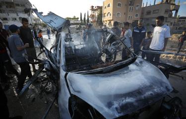 سيارة استهدفها الاحتلال في مخيم النصيرات في غزة، 30 مايو 2024 (أشرف عمرة/الأناضول)